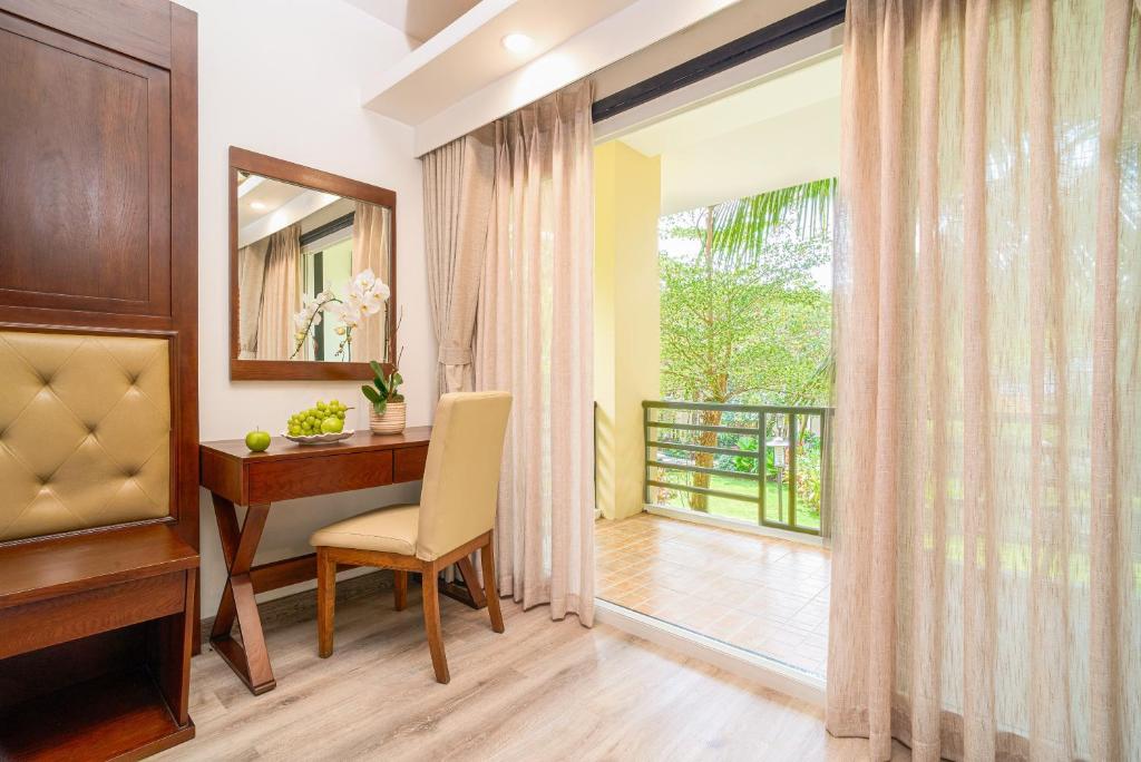 Deluxe Garden View - Daily Minibar Included