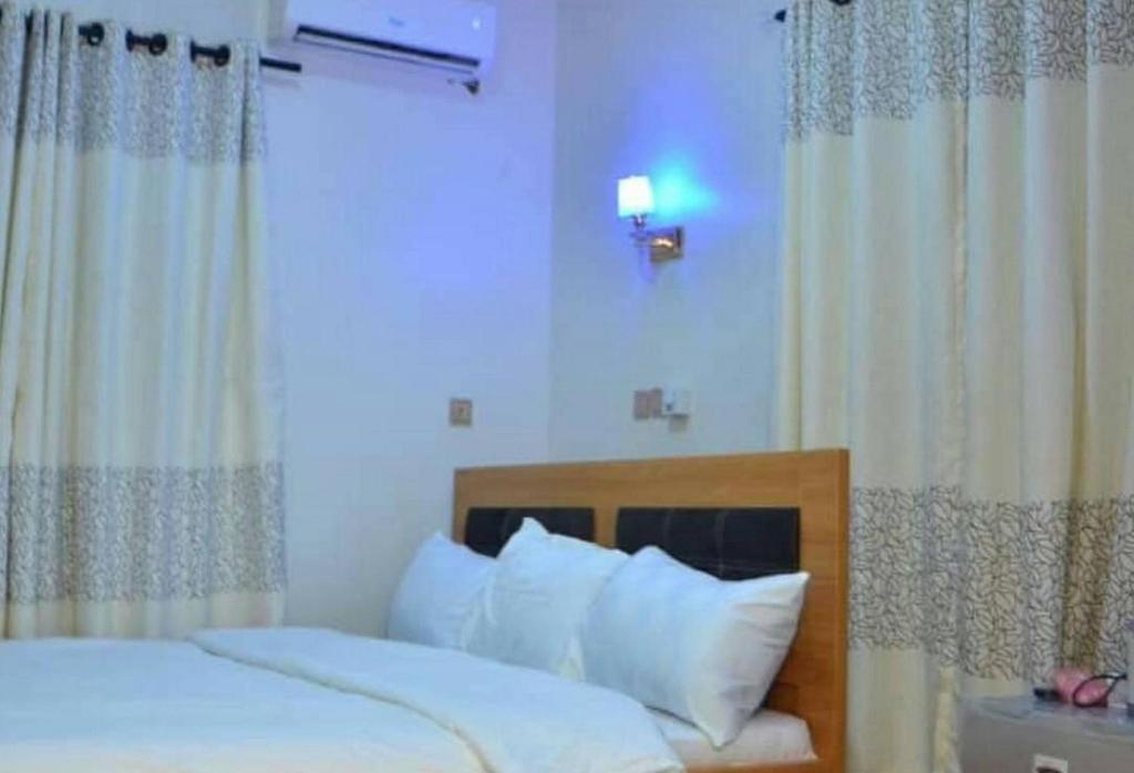 Postel nebo postele na pokoji v ubytování Room in Lodge - Seth Hotel Asaba