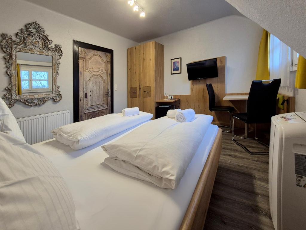 Postel nebo postele na pokoji v ubytování Hotel Mäuerle