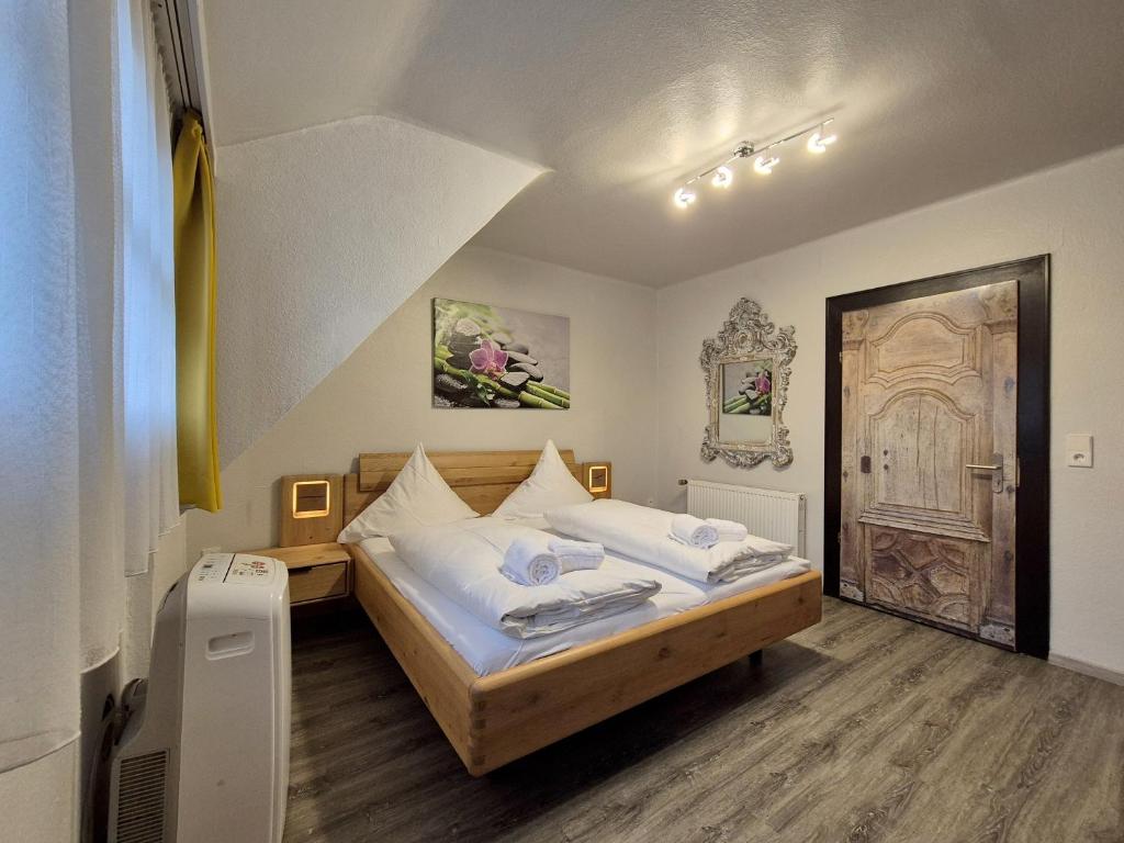 Postel nebo postele na pokoji v ubytování Hotel Mäuerle