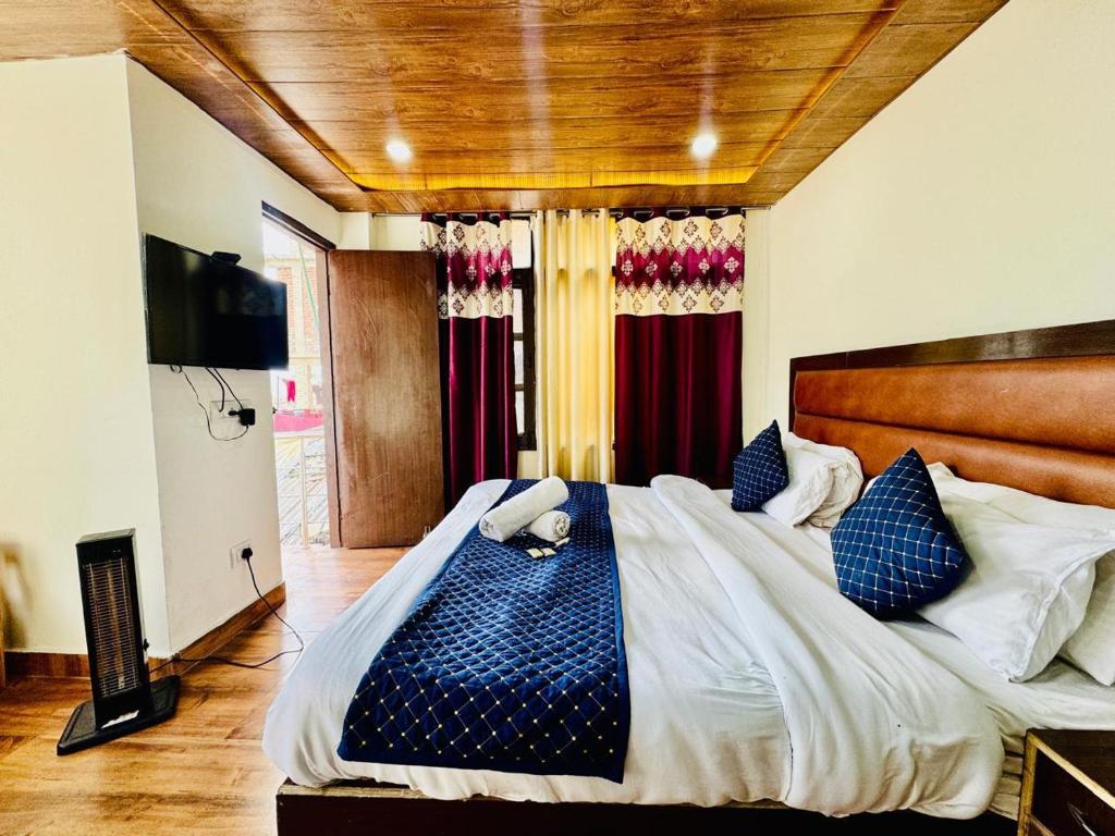 Postel nebo postele na pokoji v ubytování RV Cottage & Rooms - The Silken Stay #Royal View #Near Mall Manali