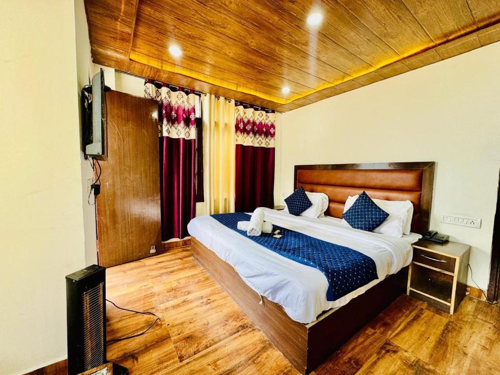 Postel nebo postele na pokoji v ubytování RV Cottage & Rooms - The Silken Stay #Royal View #Near Mall Manali