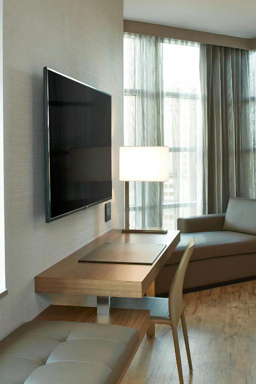 TV a/nebo společenská místnost v ubytování AC Hotel by Marriott Portland Downtown, OR
