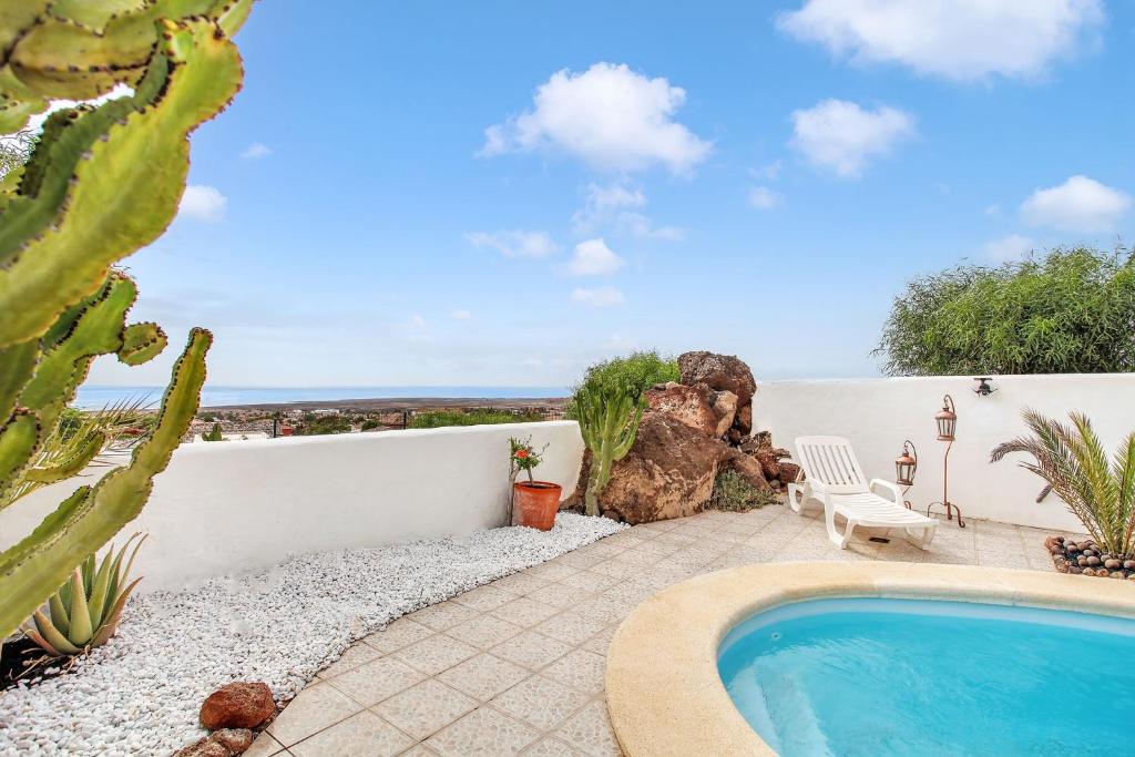 Bazén v ubytování Villa with sea view and pool nebo v jeho okolí