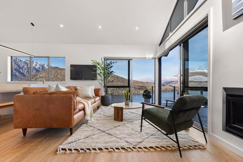un soggiorno con divano e camino di Luxury Away - Aurora Vista a Queenstown