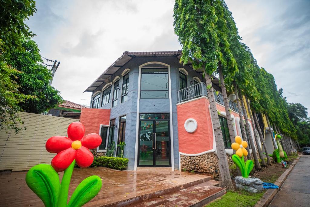 a house with a flower in front of it at Sa-Bai-Buri in Ban Nong Muang