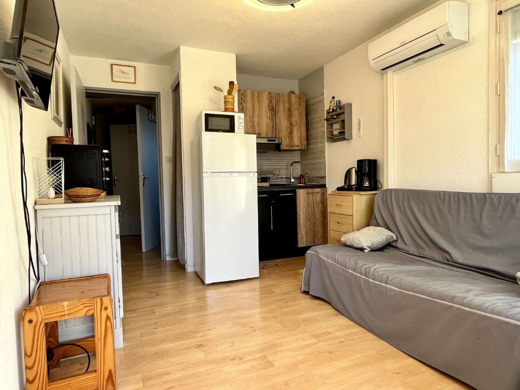 Il comprend une cuisine et un salon avec un réfrigérateur blanc. dans l'établissement Appartement Studio 4 couchages ARGELES SUR MER AR070-2037, à Argelès-sur-Mer