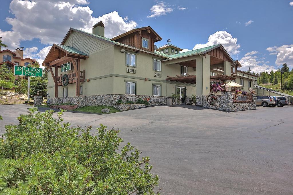 une grande maison avec un parking en face de celle-ci dans l'établissement Dillon Inn, à Dillon