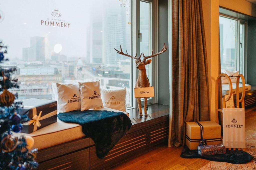 Uma área de estar em Hilton Frankfurt City Centre