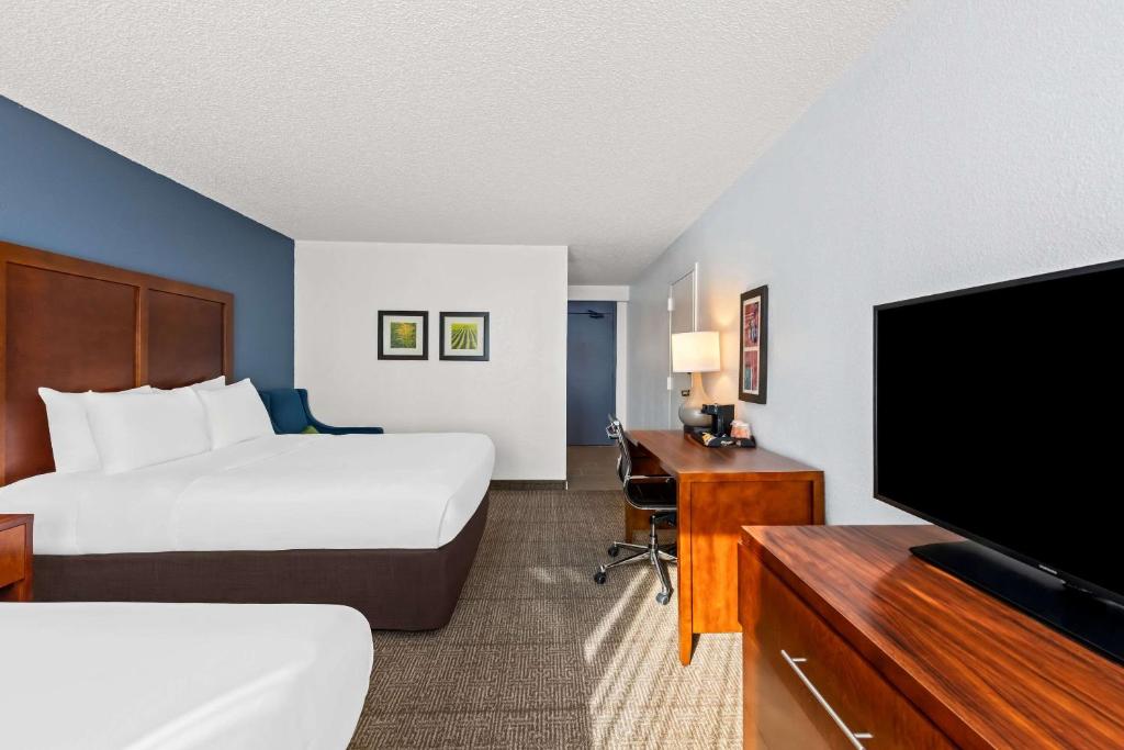 Comfort Inn & Suites Omaha Central - Queen Room With Two Queen Beds - Non-Smoking