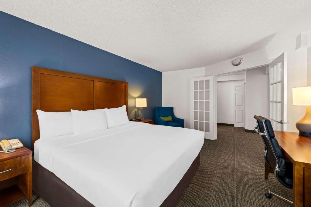 Comfort Inn & Suites Omaha Central - King Suite With Sofa Bed - Non-Smoking