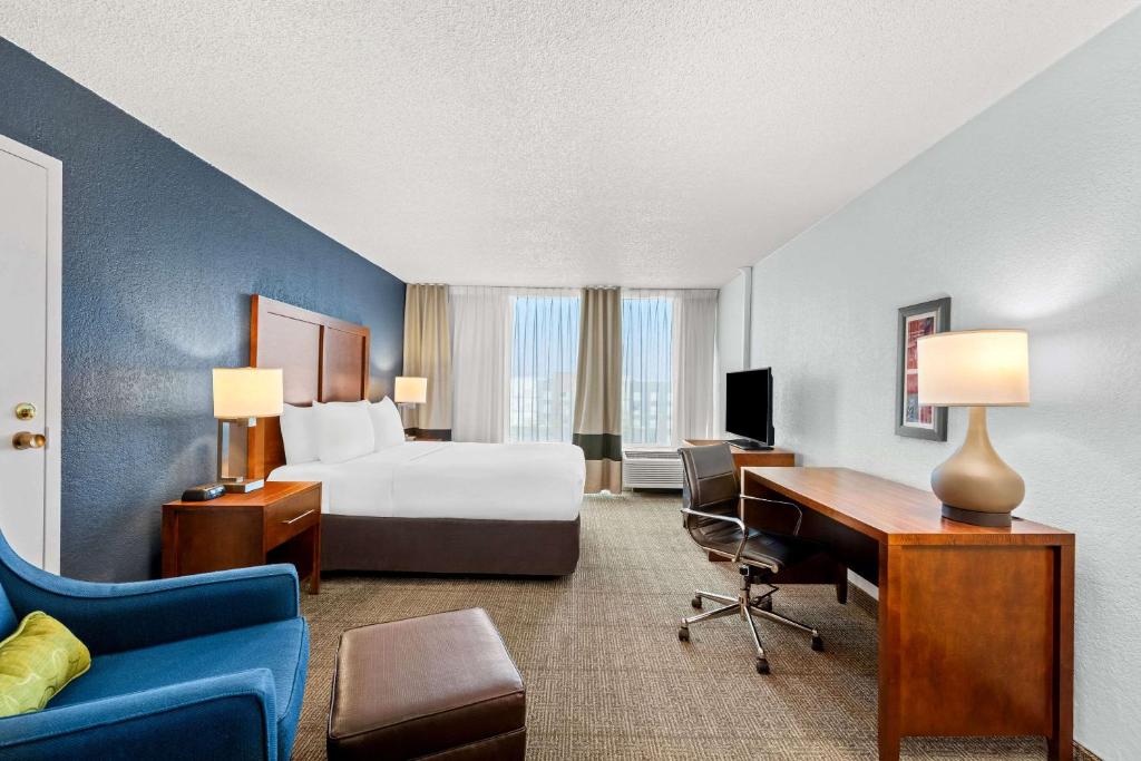 Comfort Inn & Suites Omaha Central - Queen Suite - Non-Smoking