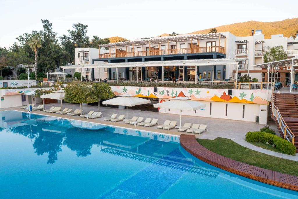 Бассейн в DoubleTree by Hilton Bodrum Isil Club Ultra All-Inclusive Resort или поблизости