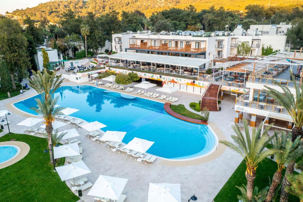Бассейн в DoubleTree by Hilton Bodrum Isil Club Ultra All-Inclusive Resort или поблизости