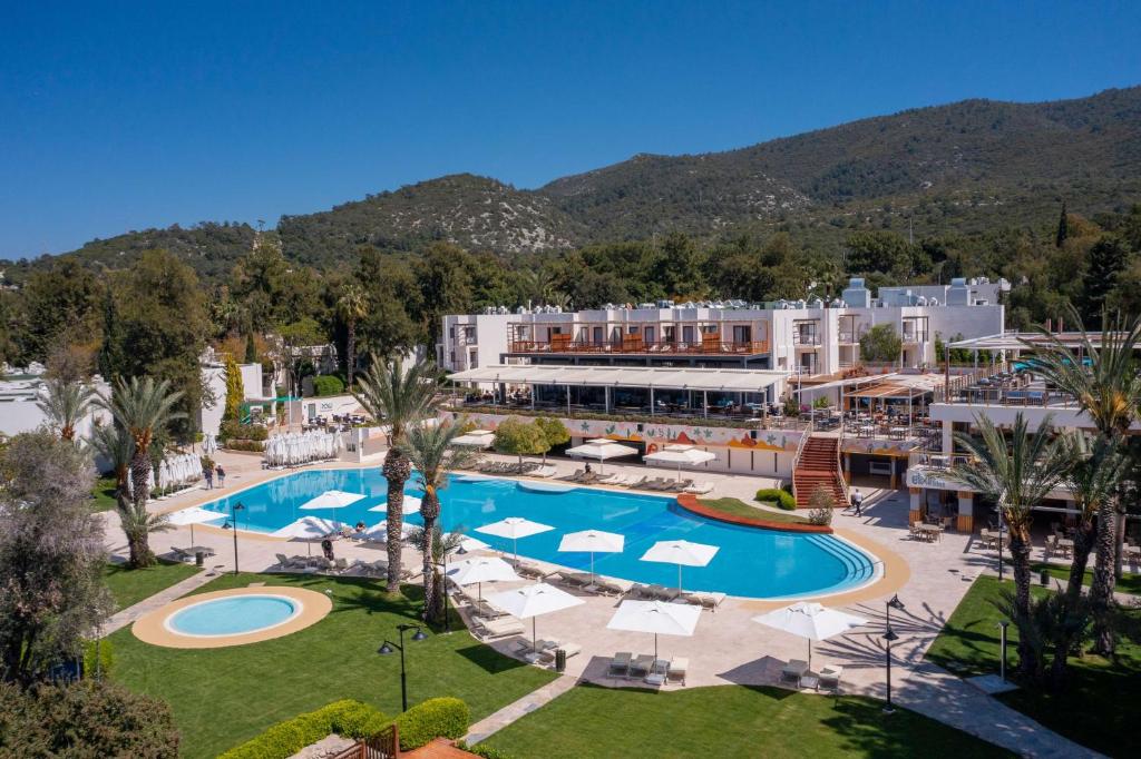 Бассейн в DoubleTree by Hilton Bodrum Isil Club Ultra All-Inclusive Resort или поблизости