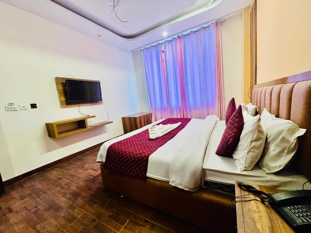 TV a/nebo společenská místnost v ubytování Royal Residency Inn - Manali