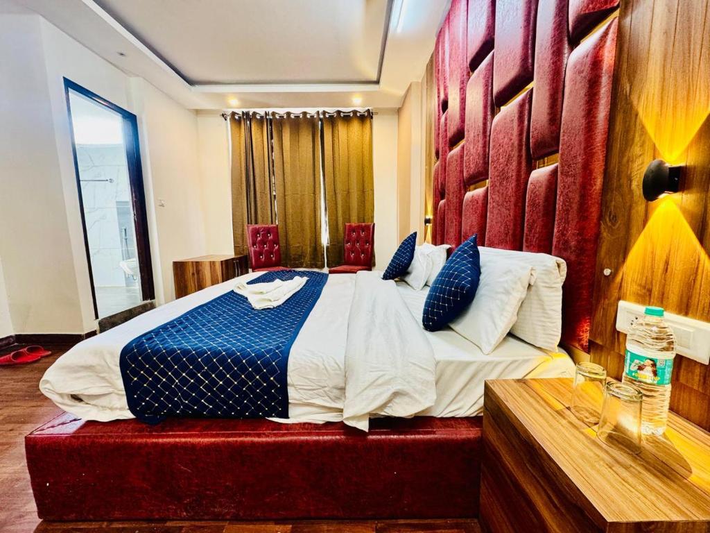 Postel nebo postele na pokoji v ubytování Royal Residency Inn - Manali