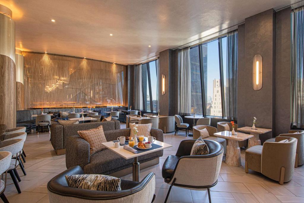 Uma área de estar em Hilton New York Times Square