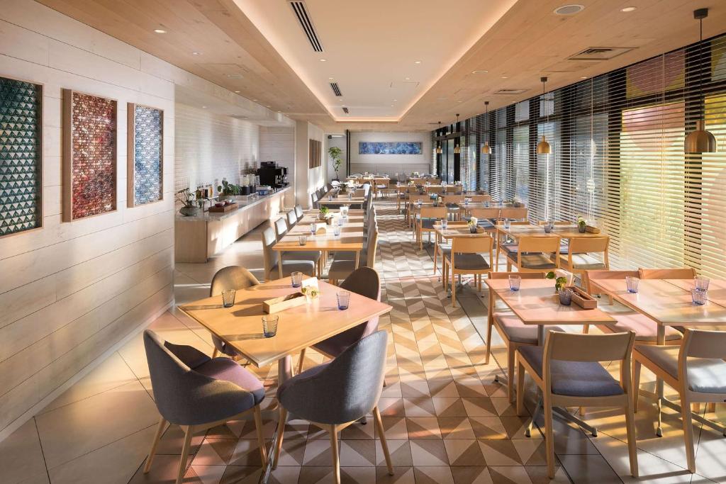 Restaurace v ubytování DoubleTree by Hilton Tokyo Ariake