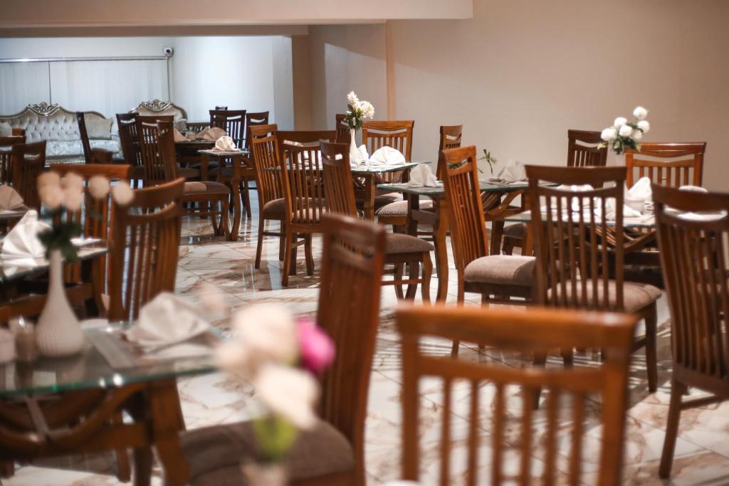 Hotel Pearl Innにあるレストランまたは飲食店