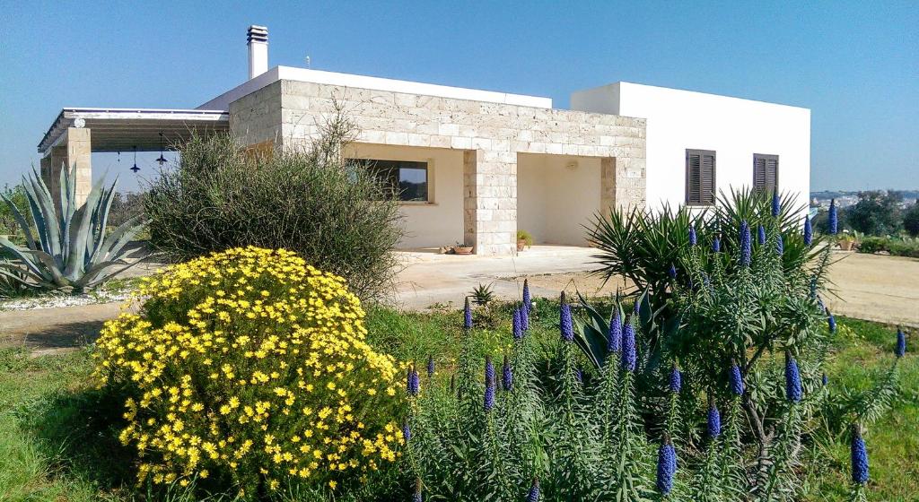 a house with yellow flowers in front of it at B&B Sosta A Ponente in Matino