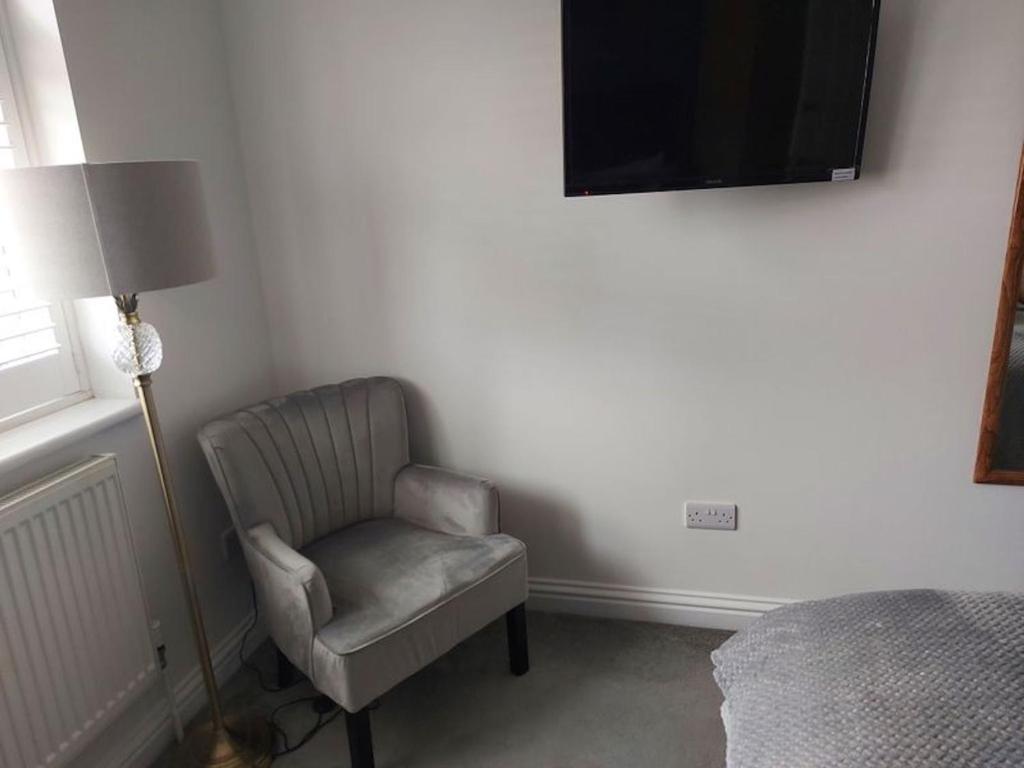 Posezení v ubytování Room in Guest room - Apple House Wembley