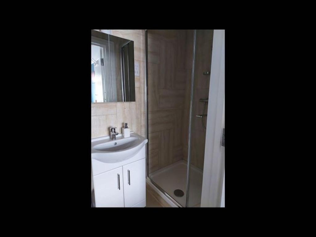 Koupelna v ubytování Room in Guest room - Apple House Wembley