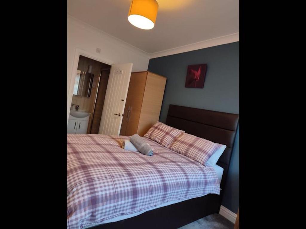 Postel nebo postele na pokoji v ubytování Room in Guest room - Apple House Wembley