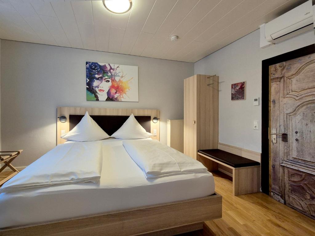 Postel nebo postele na pokoji v ubytování Hotel Mäuerle