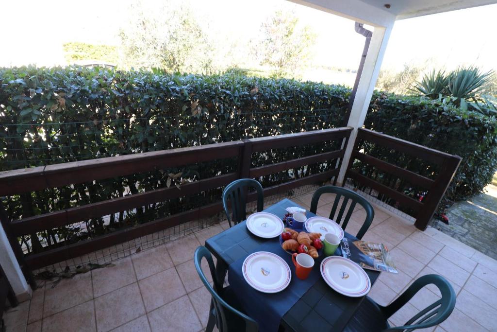 stół z talerzami jedzenia na ganku w obiekcie Casa Regina Residence Torre Santo Stefano in Otranto 3 places w mieście Alimini