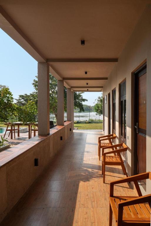 Balkón nebo terasa v ubytování Thimbiri Wewa Resort Wilpattu