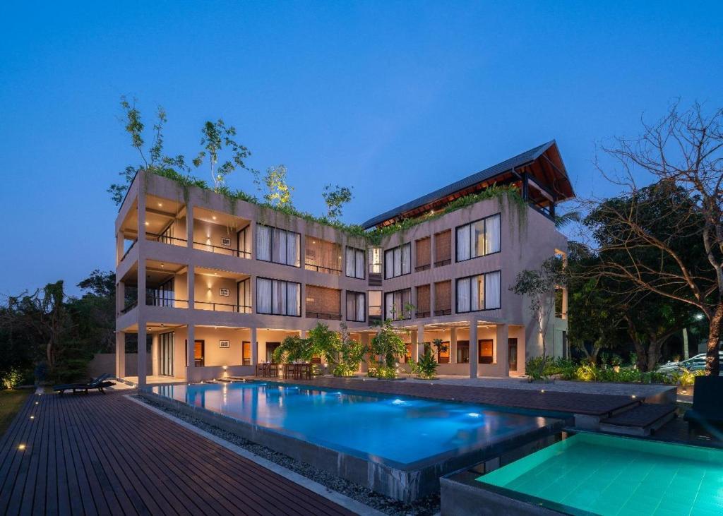 Bazén v ubytování Thimbiri Wewa Resort Wilpattu nebo v jeho okolí