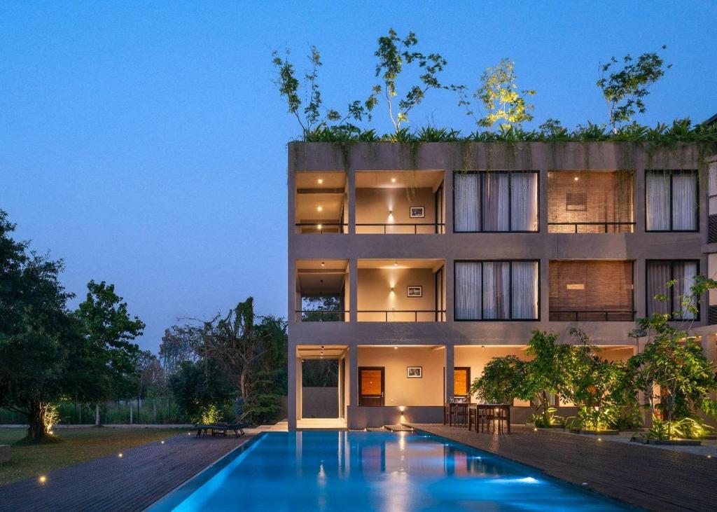 Bazén v ubytování Thimbiri Wewa Resort Wilpattu nebo v jeho okolí