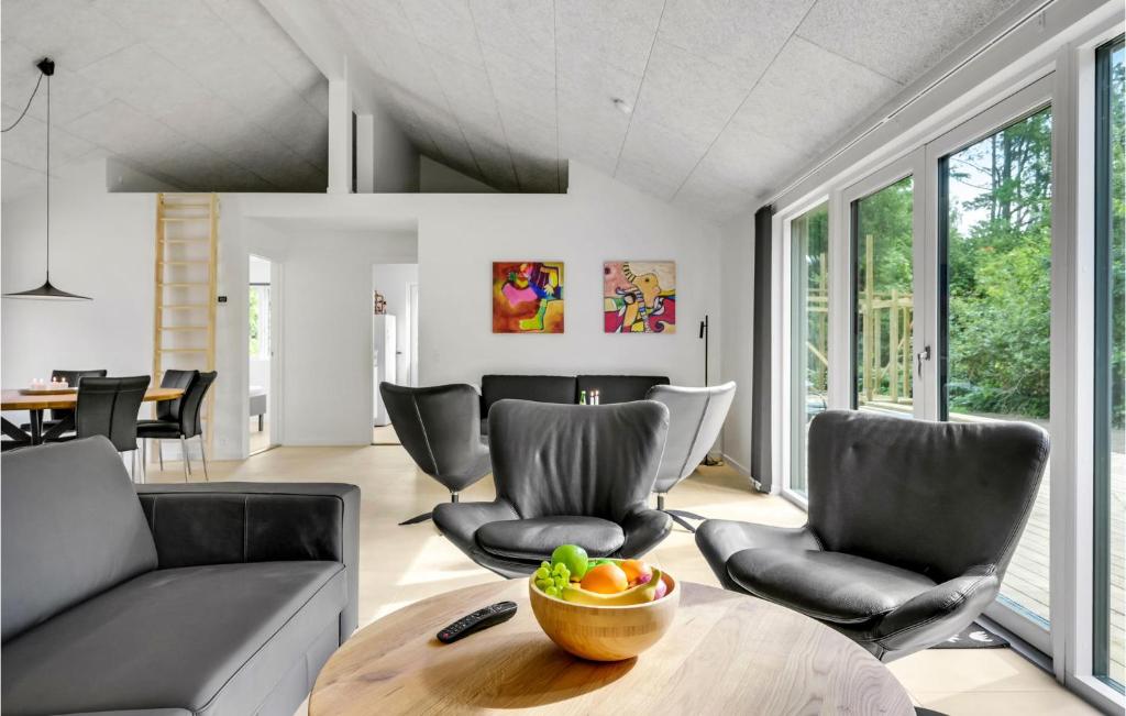 Posezení v ubytování Beautiful Home In Græsted With Wifi