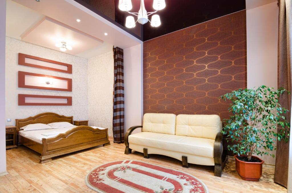 リヴィウにあるLEOGRAND Apartments on Doroshenka 34のリビングルーム(ベッド1台、ソファ付)