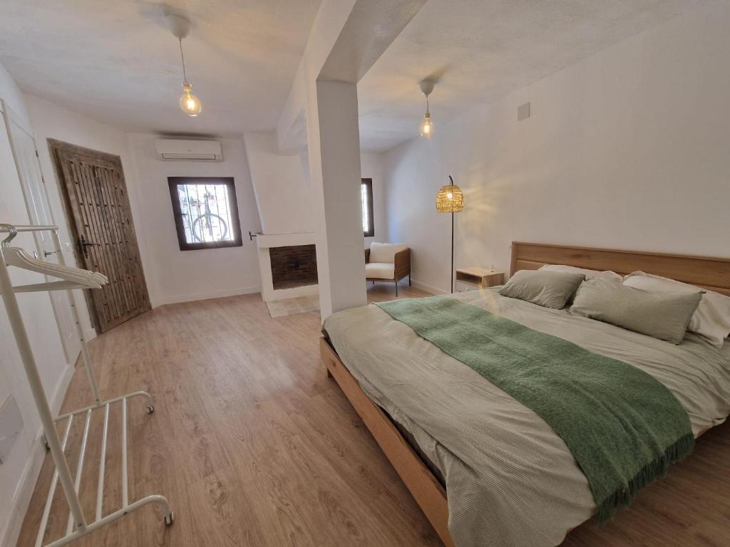 Postel nebo postele na pokoji v ubytování Habitación amplia y tranquila con baño privado en piso compartido