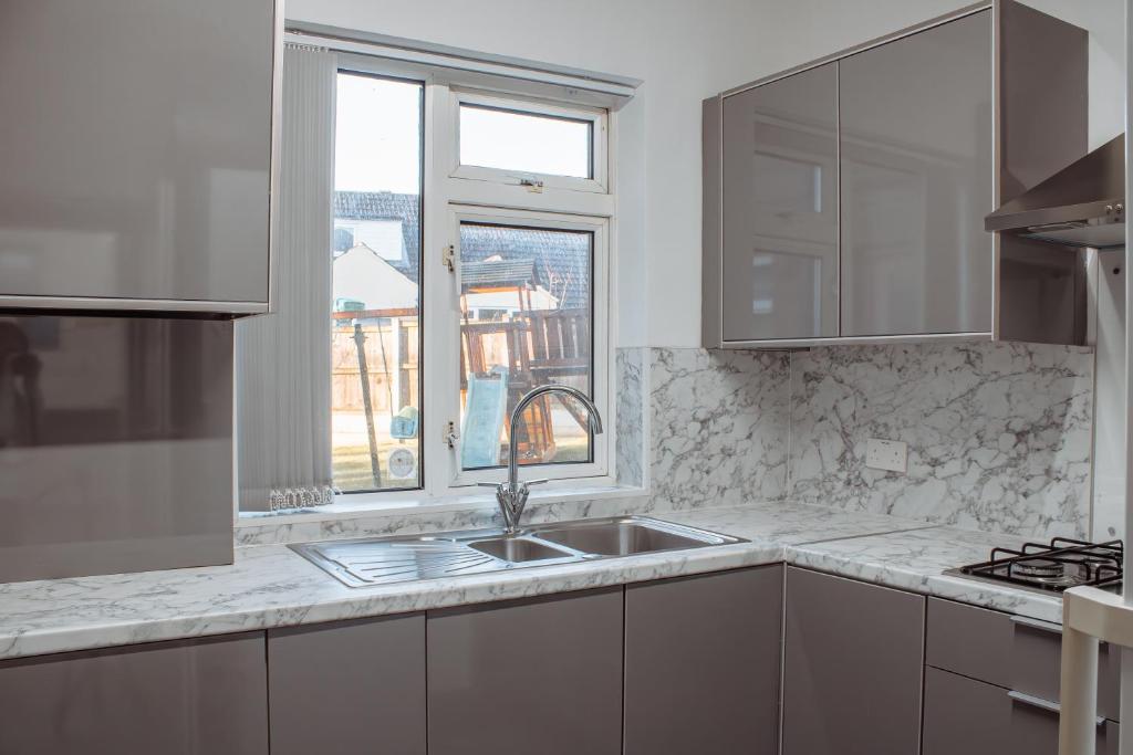 Η κουζίνα ή μικρή κουζίνα στο Spacious 4-Bed Flat - 10 Mins to City Centre