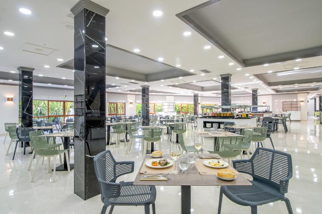 A restaurant or other place to eat at Hotel Benidorm East by Pierre & Vacances