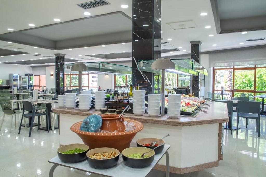 A restaurant or other place to eat at Hotel Benidorm East by Pierre & Vacances