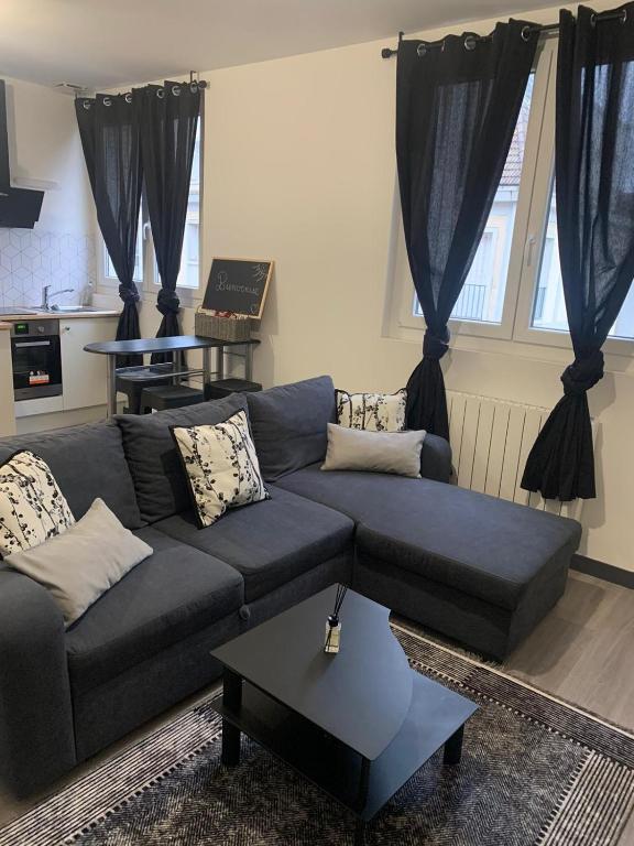un salon avec un canapé et une table dans l'établissement résidence Nassau3 F2 2eme étage, à Beauvais