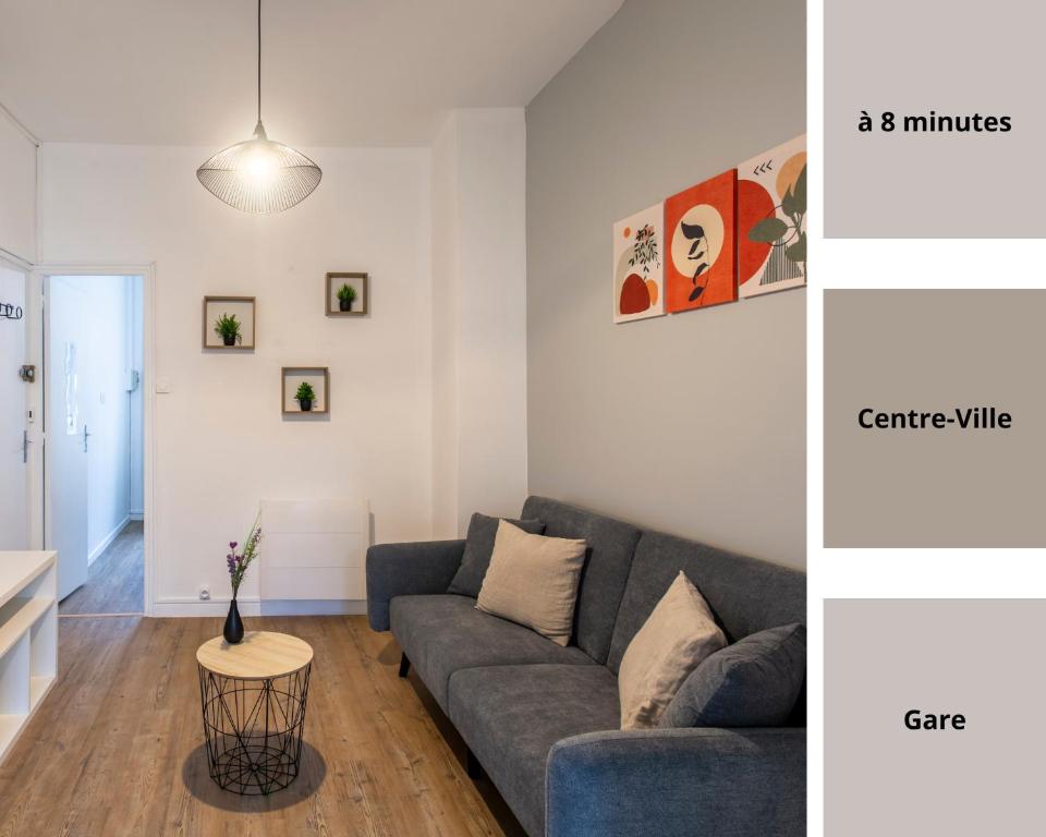 een woonkamer met een bank en een tafel bij L'Hortillon Amiens 4 pers 8min Centre ville & Gare in Amiens