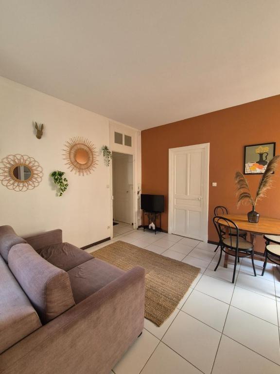 un salon avec un canapé et une table dans l'établissement Charmant T3 Allées du Parc, à Dijon