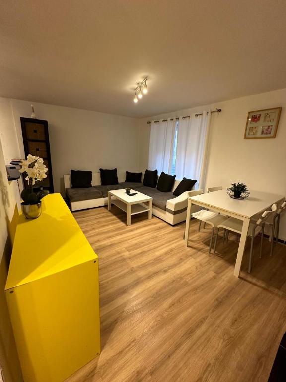 un salon avec un canapé et une table dans l'établissement Calme et Sérénité, à Saint-Étienne