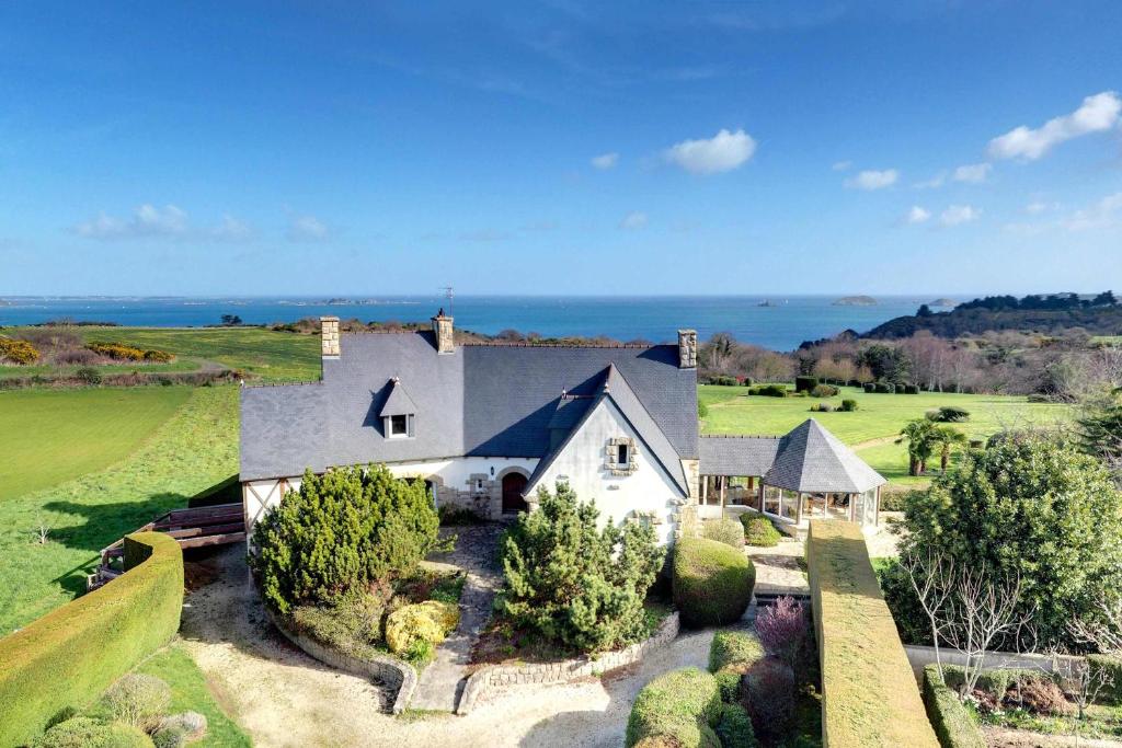 une vue aérienne d'une maison dans un champ dans l'établissement Grande maison parc paysager fantastique vue mer plage a 600m a pied, à Paimpol