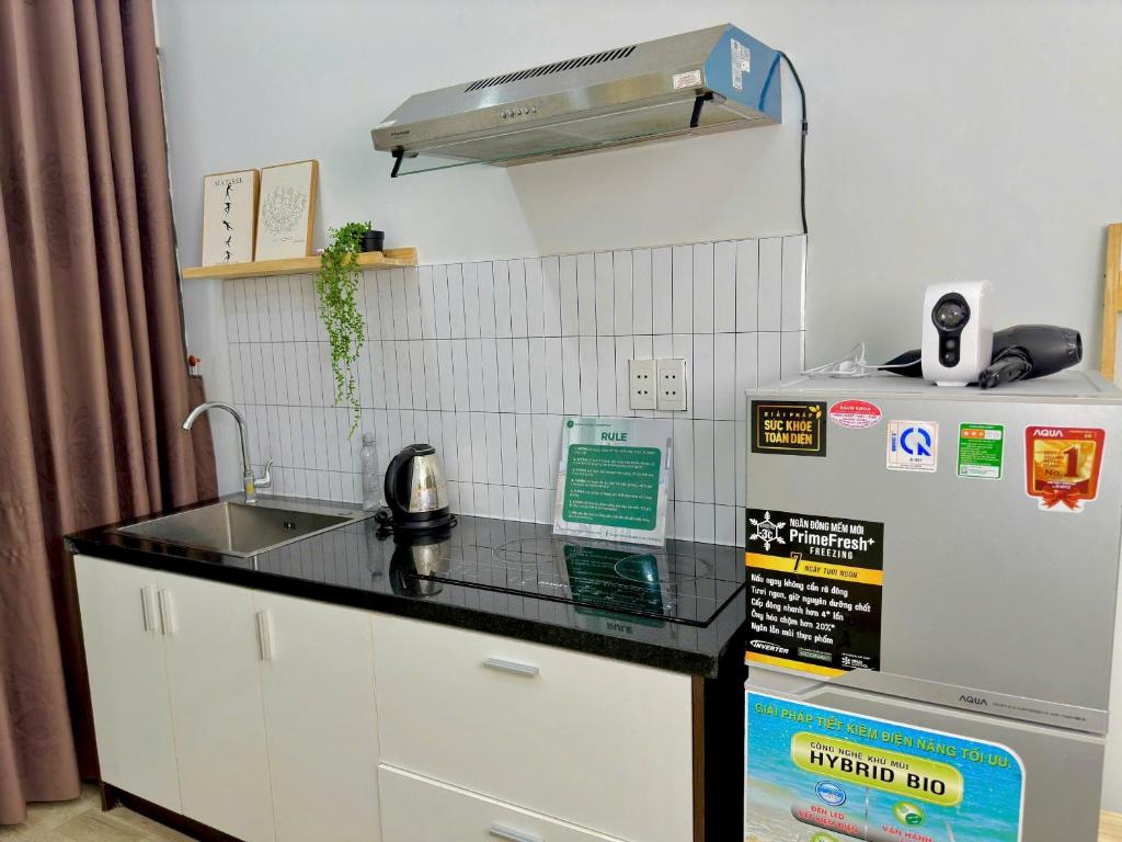 Kuchyň nebo kuchyňský kout v ubytování Corgi House Beachstay Danang