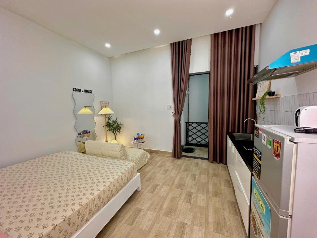 Kuchyň nebo kuchyňský kout v ubytování Corgi House Beachstay Danang