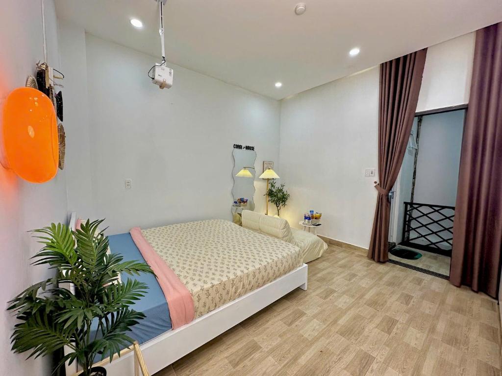 Postel nebo postele na pokoji v ubytování Corgi House Beachstay Danang
