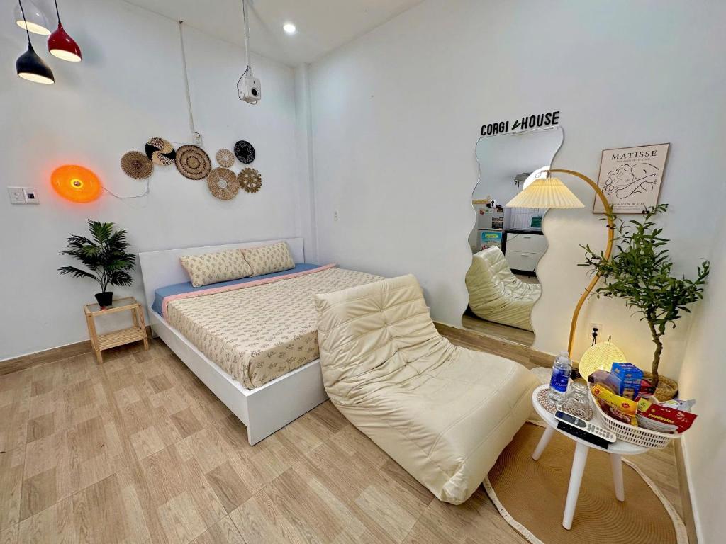 Postel nebo postele na pokoji v ubytování Corgi House Beachstay Danang