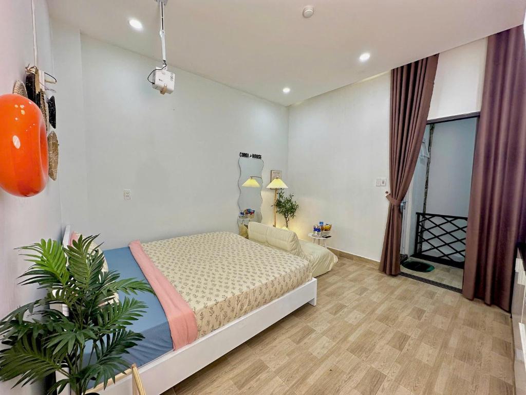 Postel nebo postele na pokoji v ubytování Corgi House Beachstay Danang