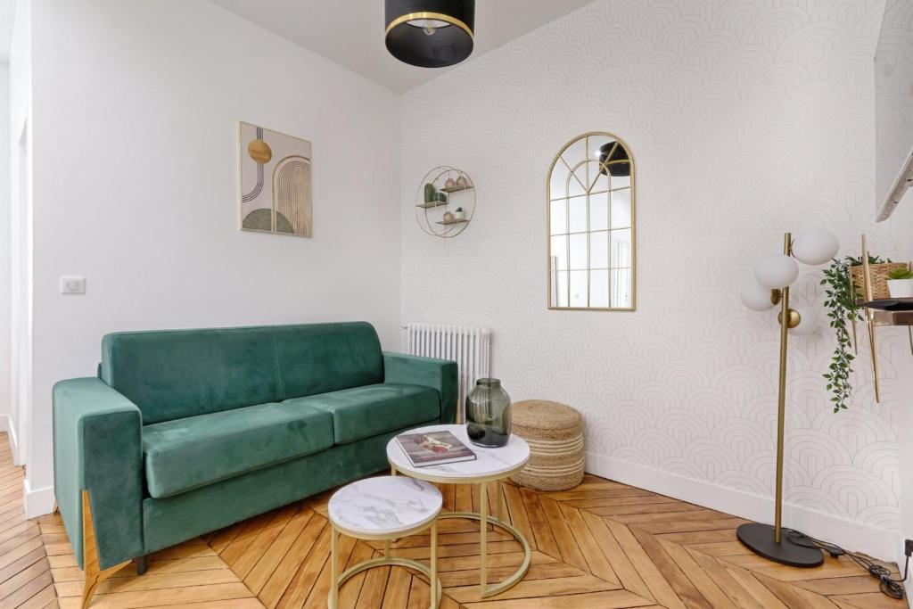 un salon avec un canapé vert et une table dans l'établissement Convivialité pour 8 personnes - Parc Monceau, à Paris